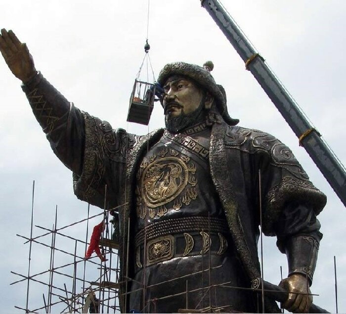 Фото Яндекс Картинки.   Статуя Чингисхана в Китае