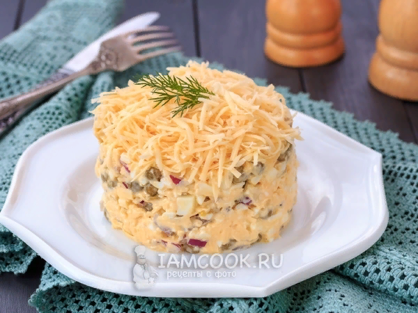 Сытный, вкусный и быстрый в приготовлении - такой салат выручит и в праздники, и в будни.