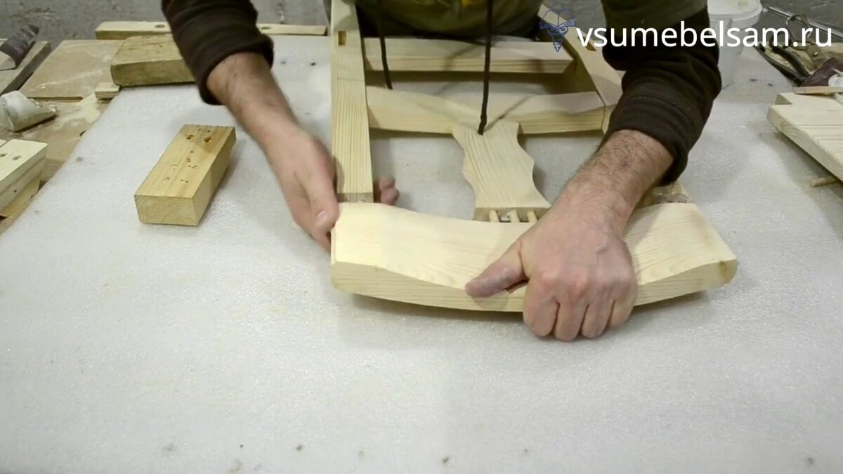 И далее на шканты приклеивается верхняя часть спинки. Фото автора