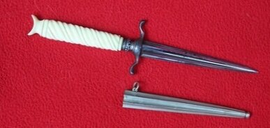 Dague de "Pute" ou de "Vertu"