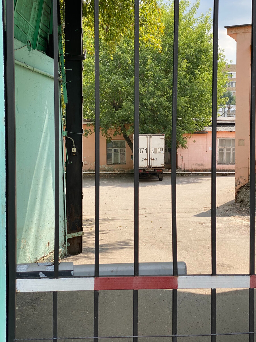 Одно из зданий прожекторного завода