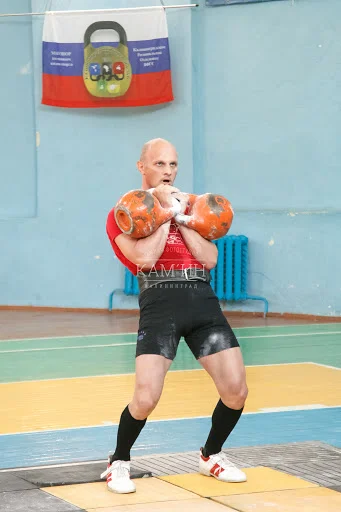 шикарно локти стоят на подвздошных костях