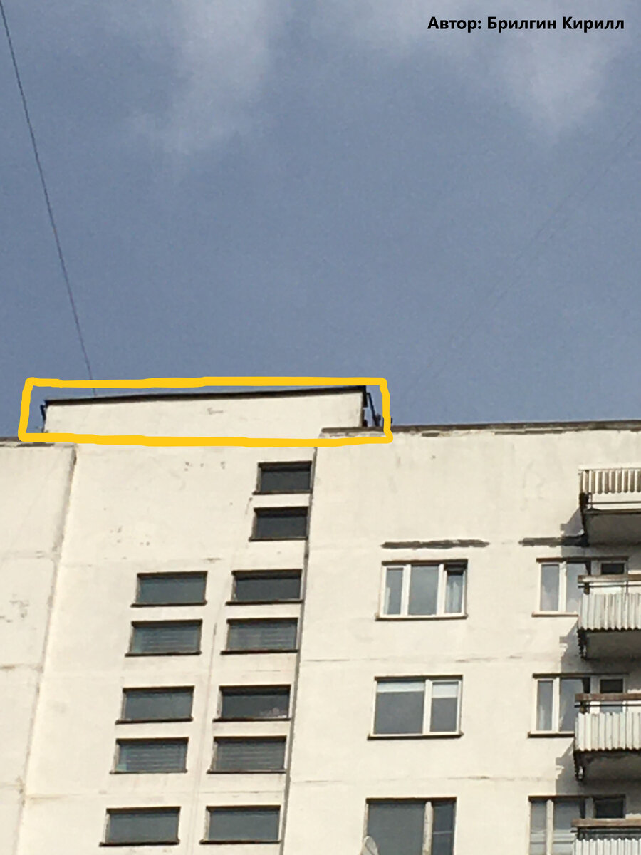 Здесь мы обратим внимание на самую верхнюю часть фасада находящегося над техническим этажом и машинным помещением лифтового оборудования которую я выделил золотистым цветом. Мы можем видеть маленькую высоту этого элемента фасада, что говорит нам о расположении двигателей подпора воздуха за двумя окнами воздухозаборниками с передней части многоквартирного дома.