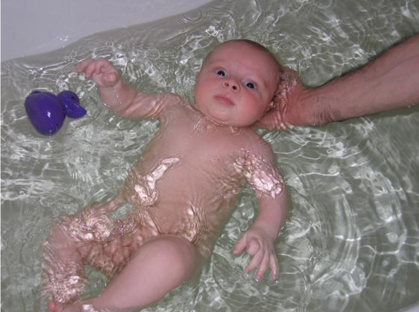 У большинства грудничков, которых купают в большой ванной, такой испуганный вид