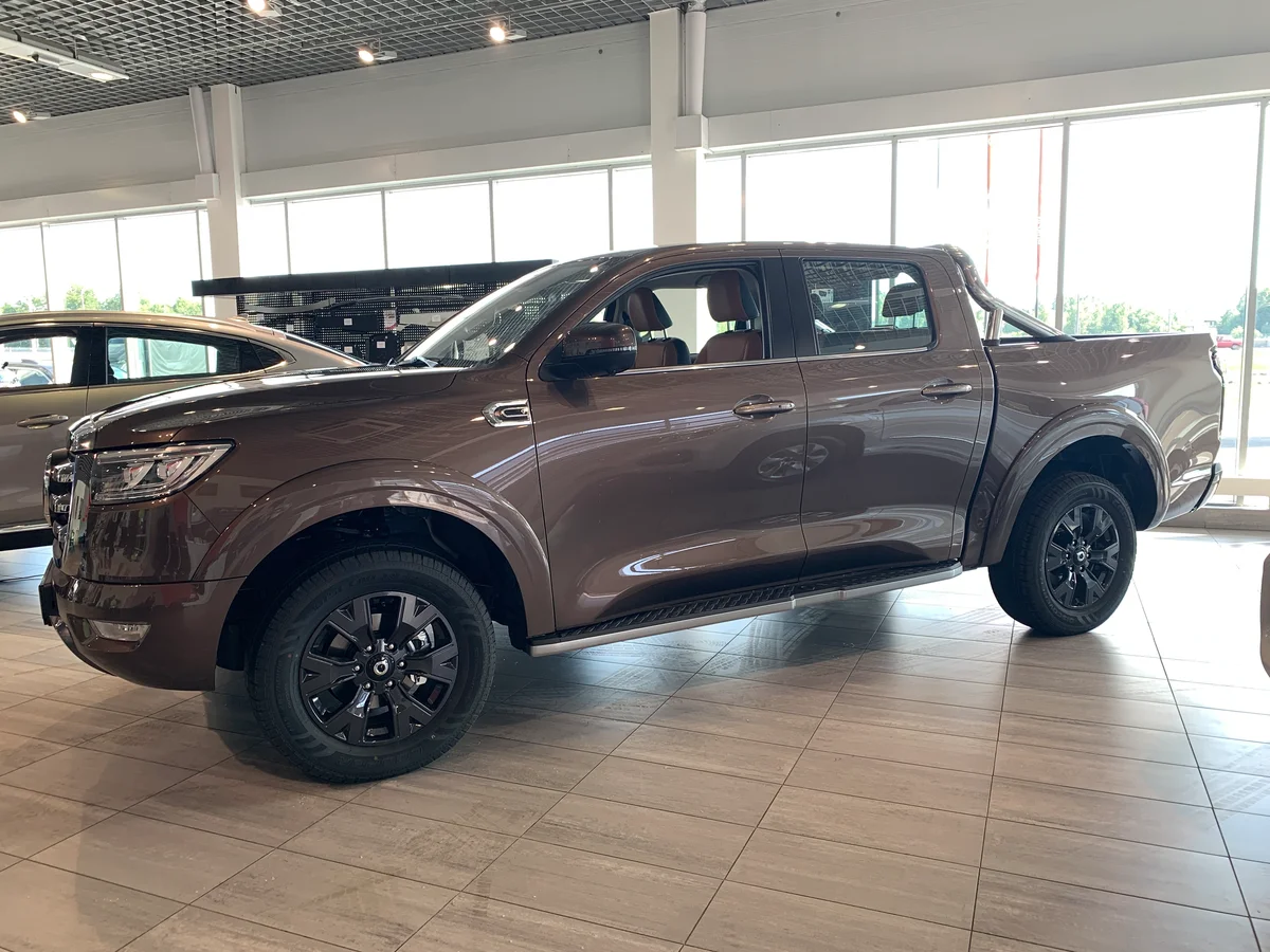 Вид сбоку напоминает всеми известный пикап от Тойоты (фото с авто.ру)