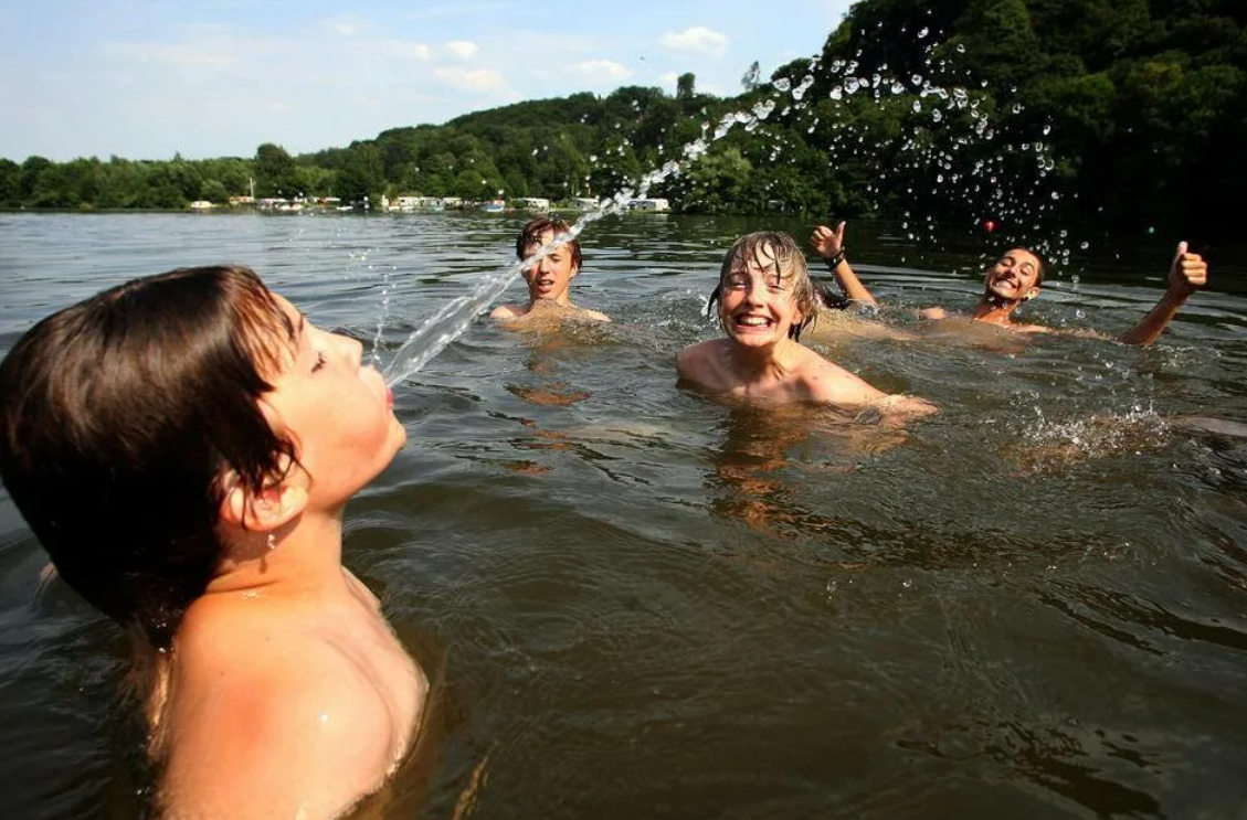 Какие люди купаются. Купание в открытых водоемах. Купаемся на речке. Купание летом. Купаются в пруду.