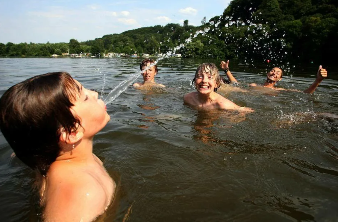 Купаться в речке во сне. Купание в открытых водоемах. Лето дети купаются в реке. Купание на речке. Купаемся на речке.