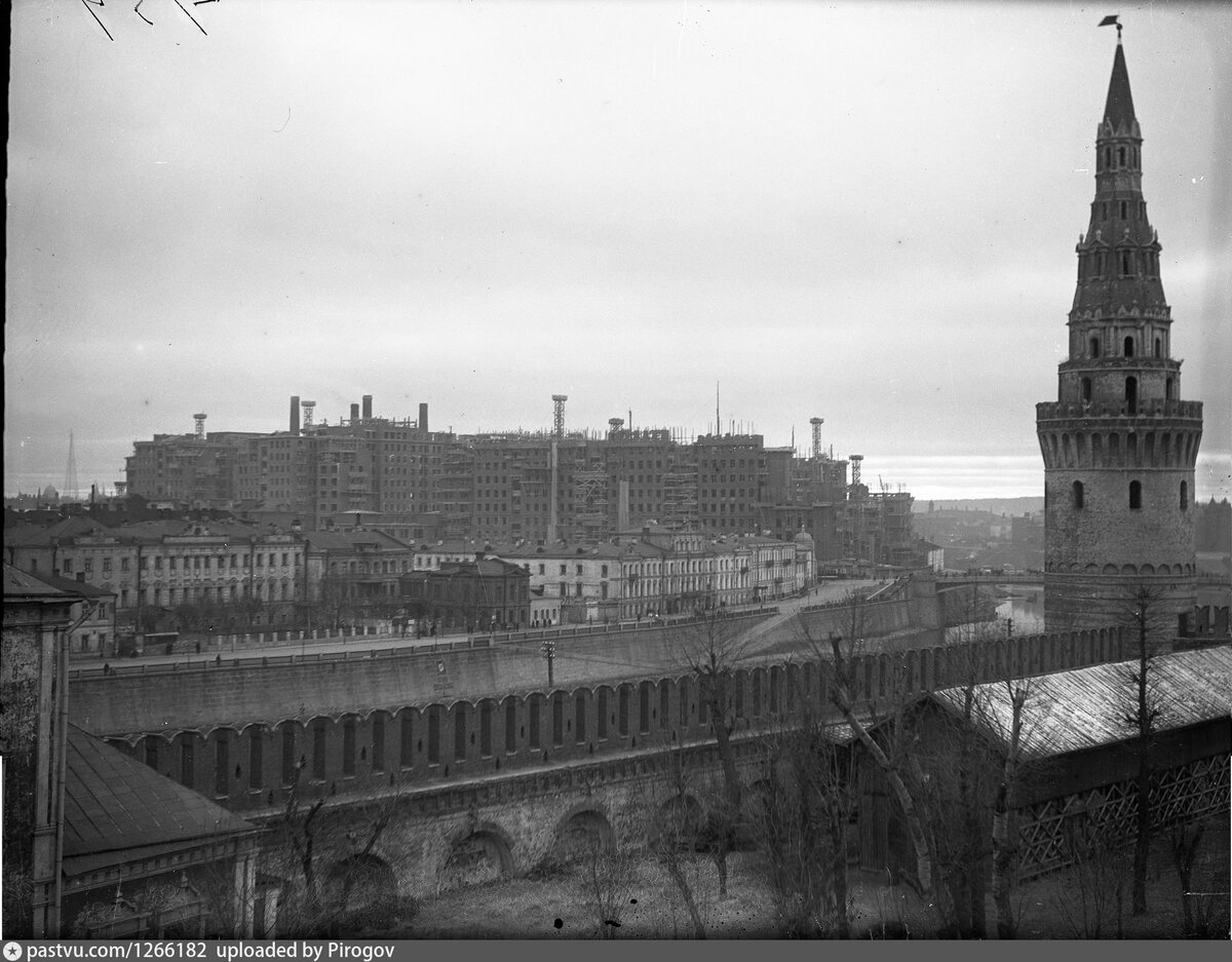 Москва на 100 лет. Старые фото Софийской набережной в Москве. Здание Роснефти в Москве на Софийской набережной.