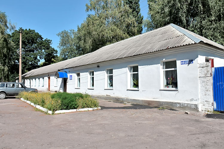 В спецшколу просто так не попасть — сначала нужно миновать КПП. Фото Александра ЗИНЧЕНКО.