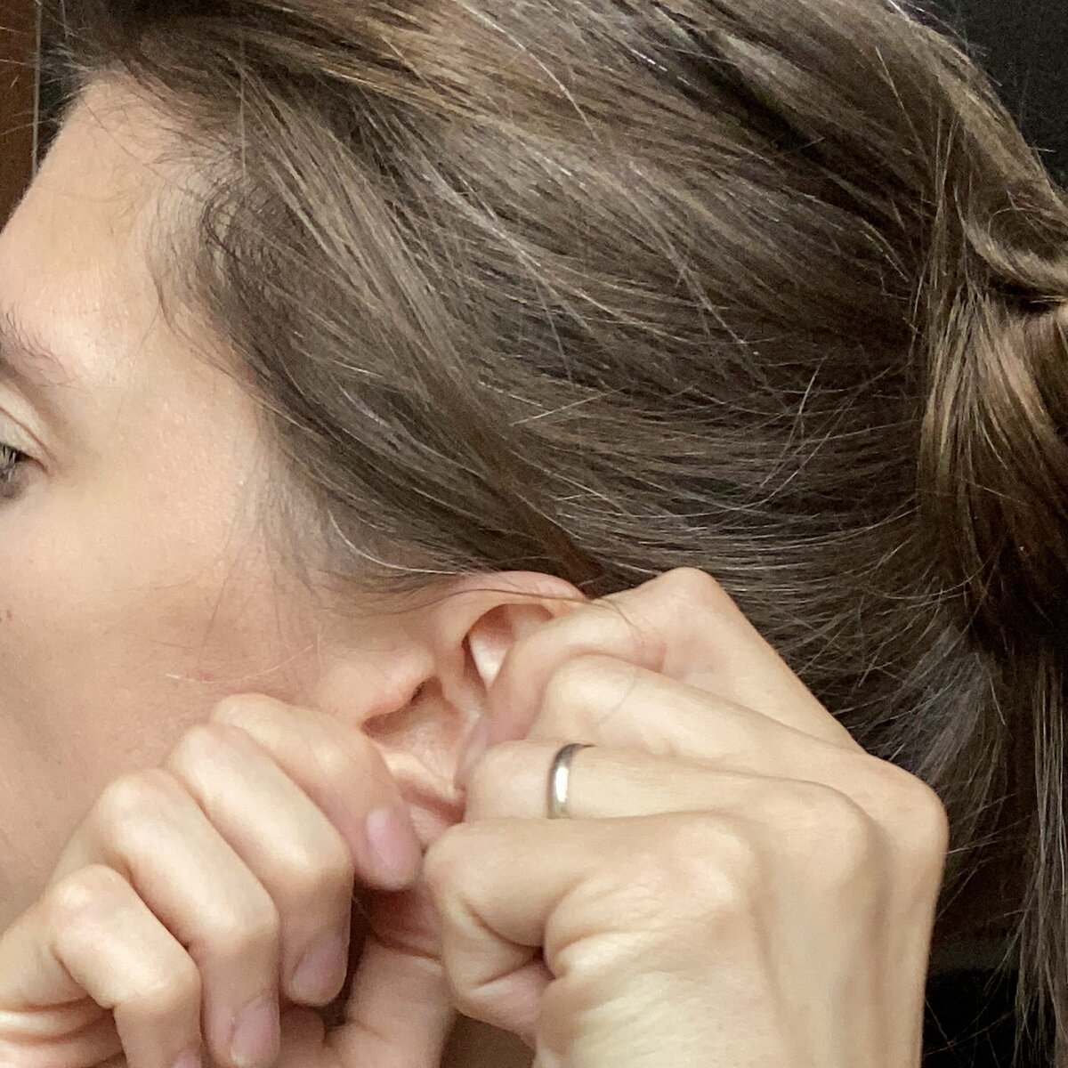 Разогреваем ухо: разминаем как пластилин.
