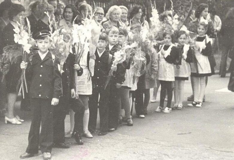 1 сентября всегда было торжественным днем. Ученики возвращались в школы после летних каникул и приходили на линейки в свежо выглаженной форме и с большими букетами.-2