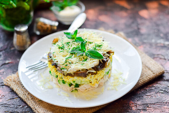 Слоеный салат с курицей, грибами, огурцами и сыром