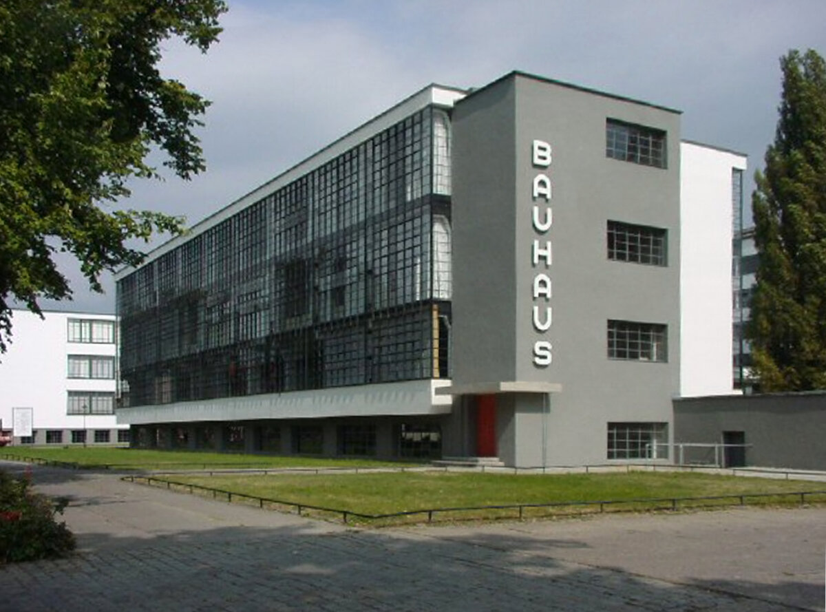 Бауха́ус (также встречается Бауха́уз, нем. Bauhaus, Staatliche Hochschule für Bau und Gestaltung — Государственная высшая школа строительства и формообразования, или Staatliches Bauhaus — Государственный Дом строительства) — учебное заведение, существовавшее в Германии с 1919 по 1933 год. Архитектурная и художественно-промышленная школа, обозначившая основные принципы архитектуры ХХ века. Наряду с доктриной функционализма стала инициатором концептуального понимания архитектуры. Творческое объединение и идейный центр европейского функционализма (Википедия)