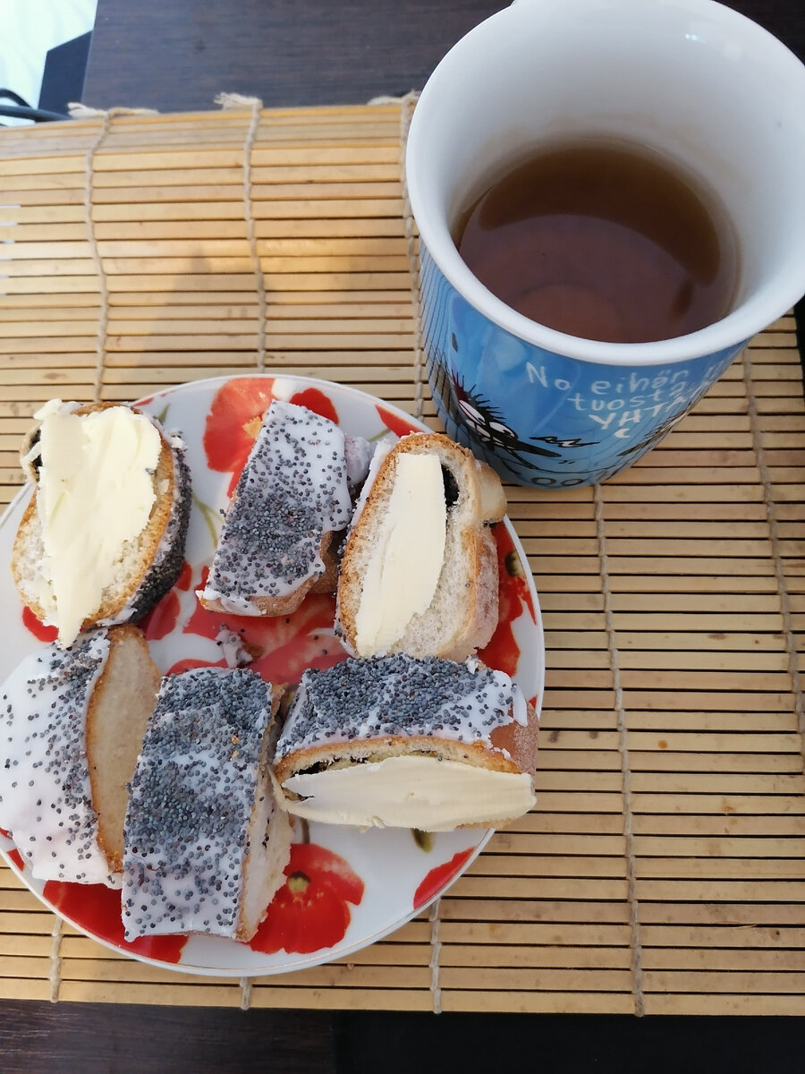 Праздную день Булочки с корицей - булочкой с маком. 🤭🤫. Правила и традиции существуют для того, чтобы их нарушать). А булочка просто восторг. Вкуснее чем вчера. Наверное, потому что из хорошей пекарни.