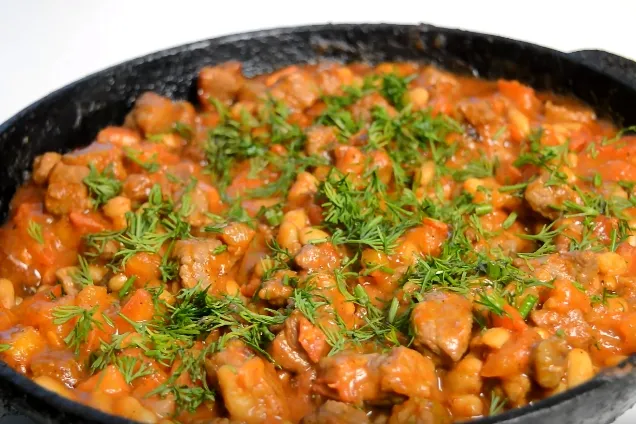 Тушеное мясо с фасолью 