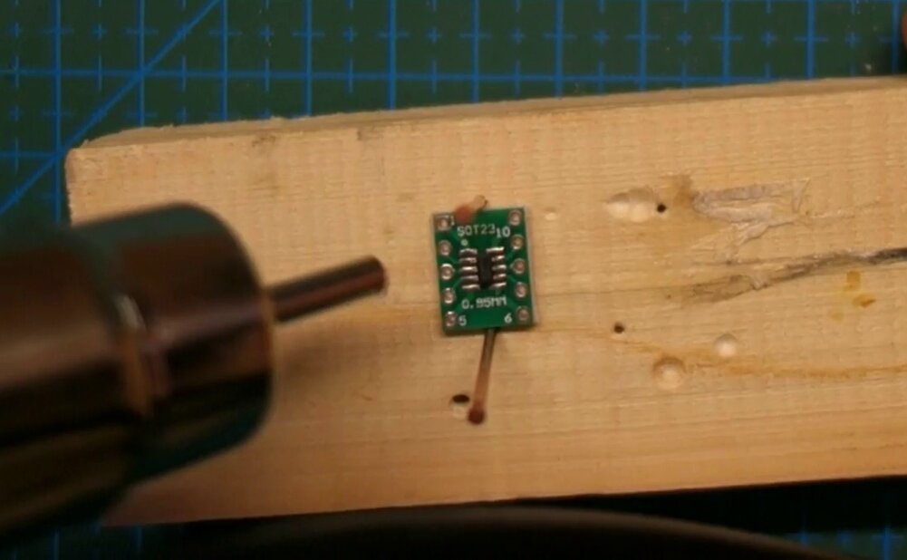 Припаиваем ATtiny10 к плате-переходнику