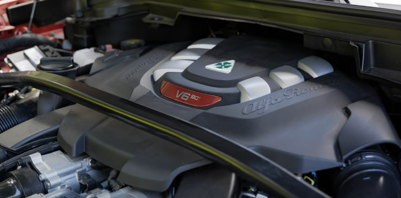 Двигатель, вид слева. Этот V6 устанавливают в дорогой комплектации.