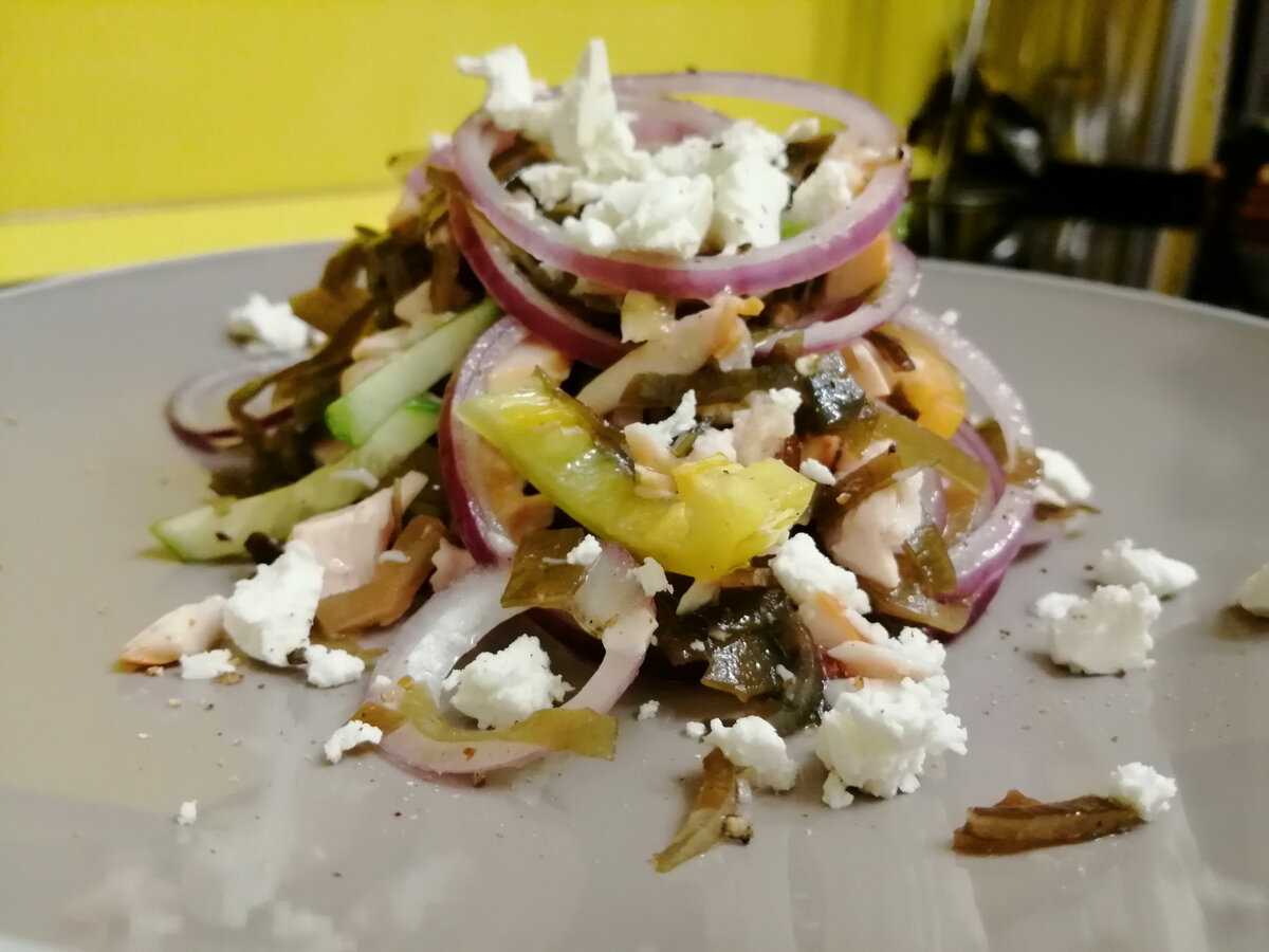 Салат с морской капустой хрустящими овощами и курицей