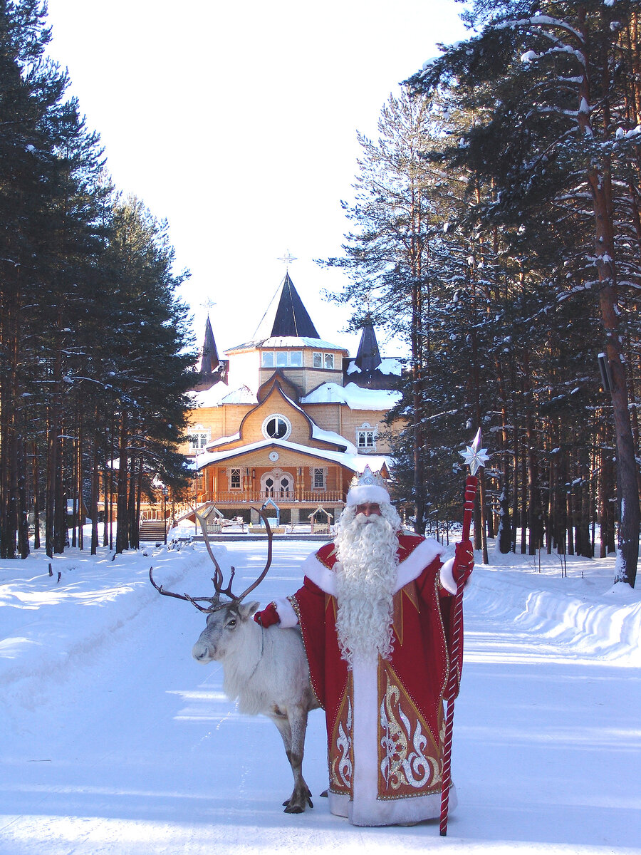 Здравствуйте, мои дорогие друзья. Дед Мороз, главный волшебник Нового года. Он живёт в Северной части России, но не на Северном полюсе. В его доме очень тепло - особенно, когда к нему приходят гости.-2