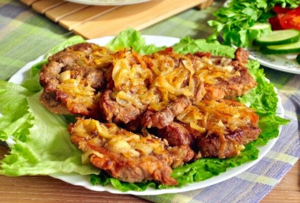 Свинина с золотстым луком в чесночном масле.