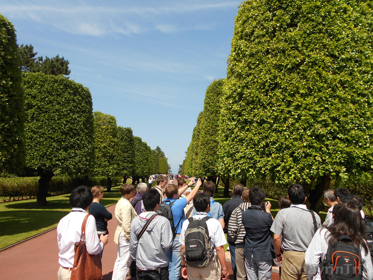 Экскурсия на место высадки десанта союзников (Нормандия). Кто слушает, кто фотографирует, но все организованно, "дружненько". Самостоятельно уже не погуляешь.