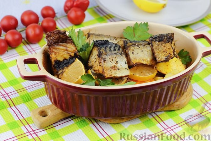 скумбрия свежемороженая, картофель, лук репчатый, морковь, лимон, масло растительное, травы итальянские сушёные, паприка молотая, соль, перец чёрный молотый