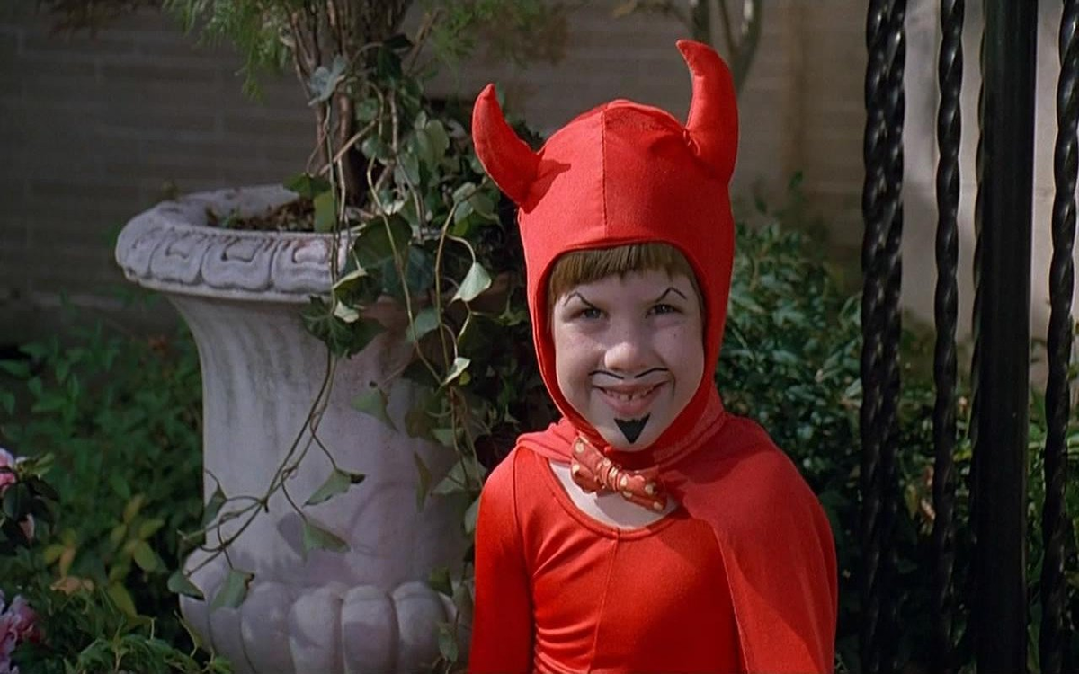 Бен и его жена Фло, стремящаяся пробиться в высшее общество, усыновляют Джуниора, прелестное и забавное семилетнее существо. Однако вскоре они убеждаются, что их приемный сын — маленькое чудовище, которое ухитряется превратить отдых в кемпинге, праздник по случаю дня рождения и даже бейсбольный матч в подлинный кошмар.