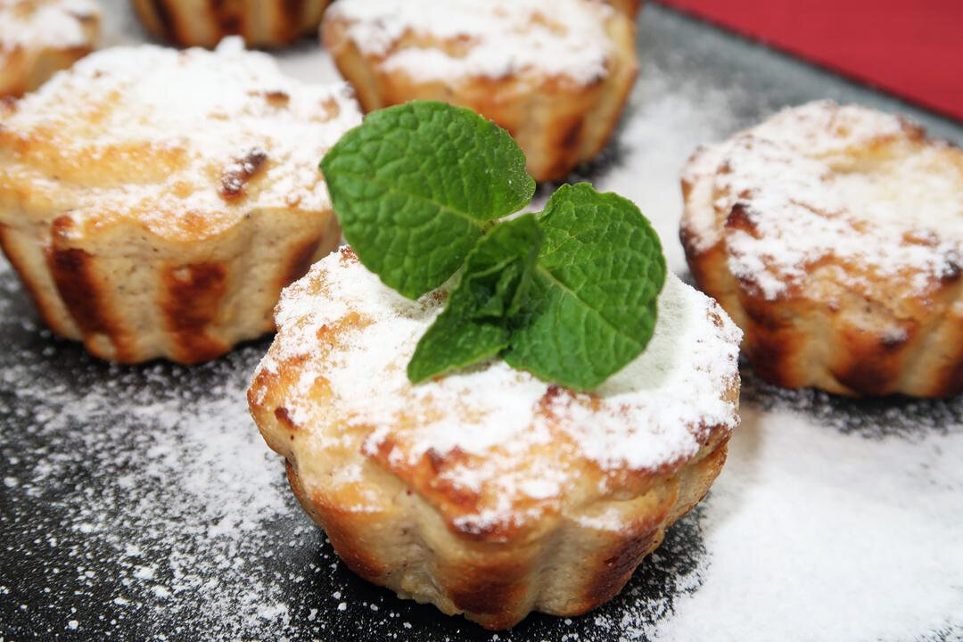 Сырники из творога и манки в духовке. Яблочные сырники с манкой в духовке.