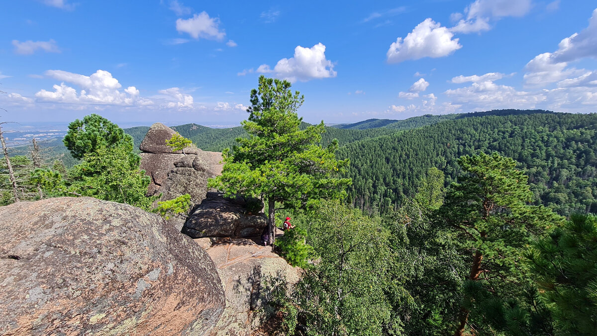 Вид с одного из столбов - их там десятки. На какие-то забраться просто, какие-то требуют опыта. Слева в далеке - Красноярск
