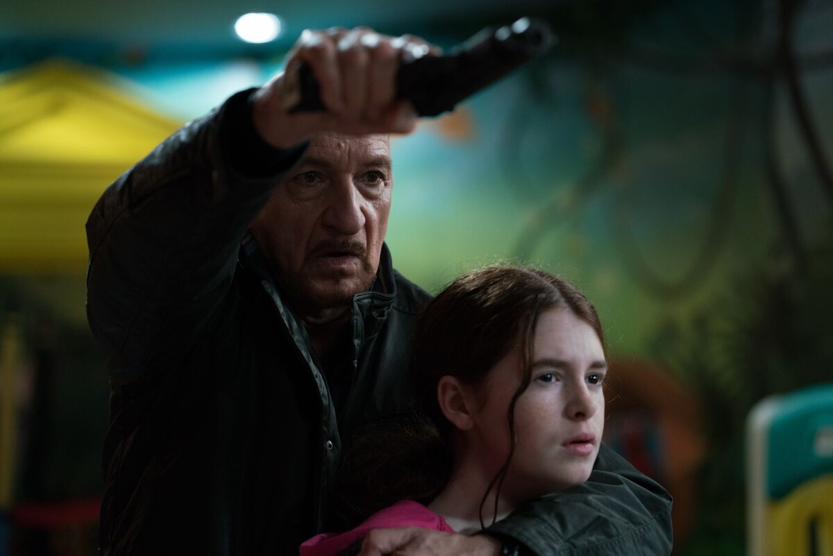 Сериал зеленая стрела оливер ранен. Злодей пытается спастись. Злодей пытается спастись. Особо опасна кадры из фильма 2015. Злодей пытается спастись.