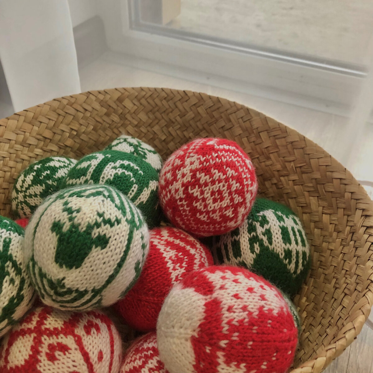 Мои вязаные жаккардовые ёлочные шары. Личное фото автора