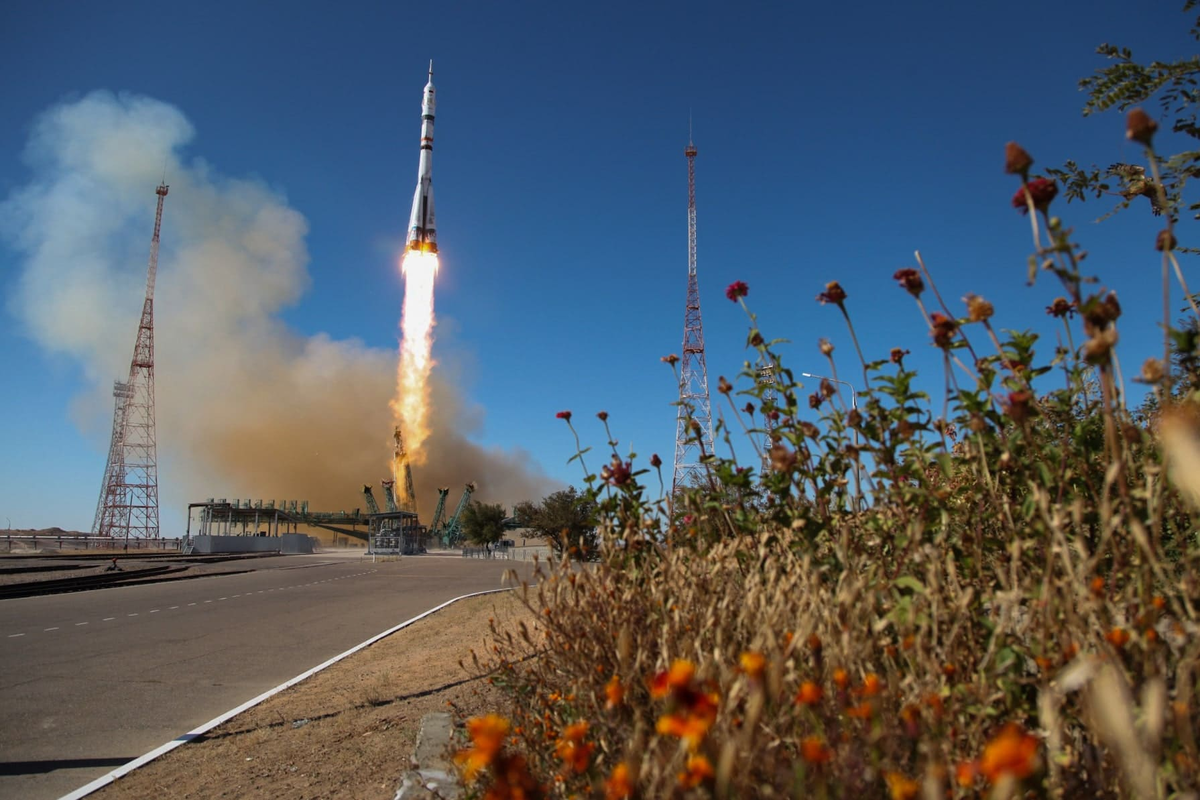 Ракета 2 корабль. Роскосмос, космодром Байконур, ракета, Союз. Союз ракета-носитель МС 19 Роскосмос. Ракета Байконур.