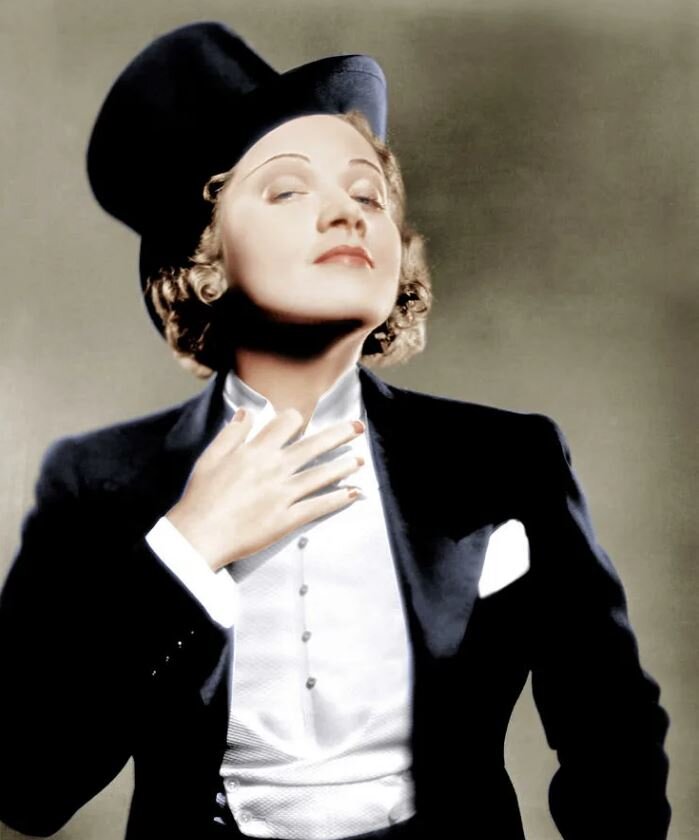 Кадр из фильма "Марокко" (1930). Марлен Дитрих в роли мадемуазель Эми Джолли.