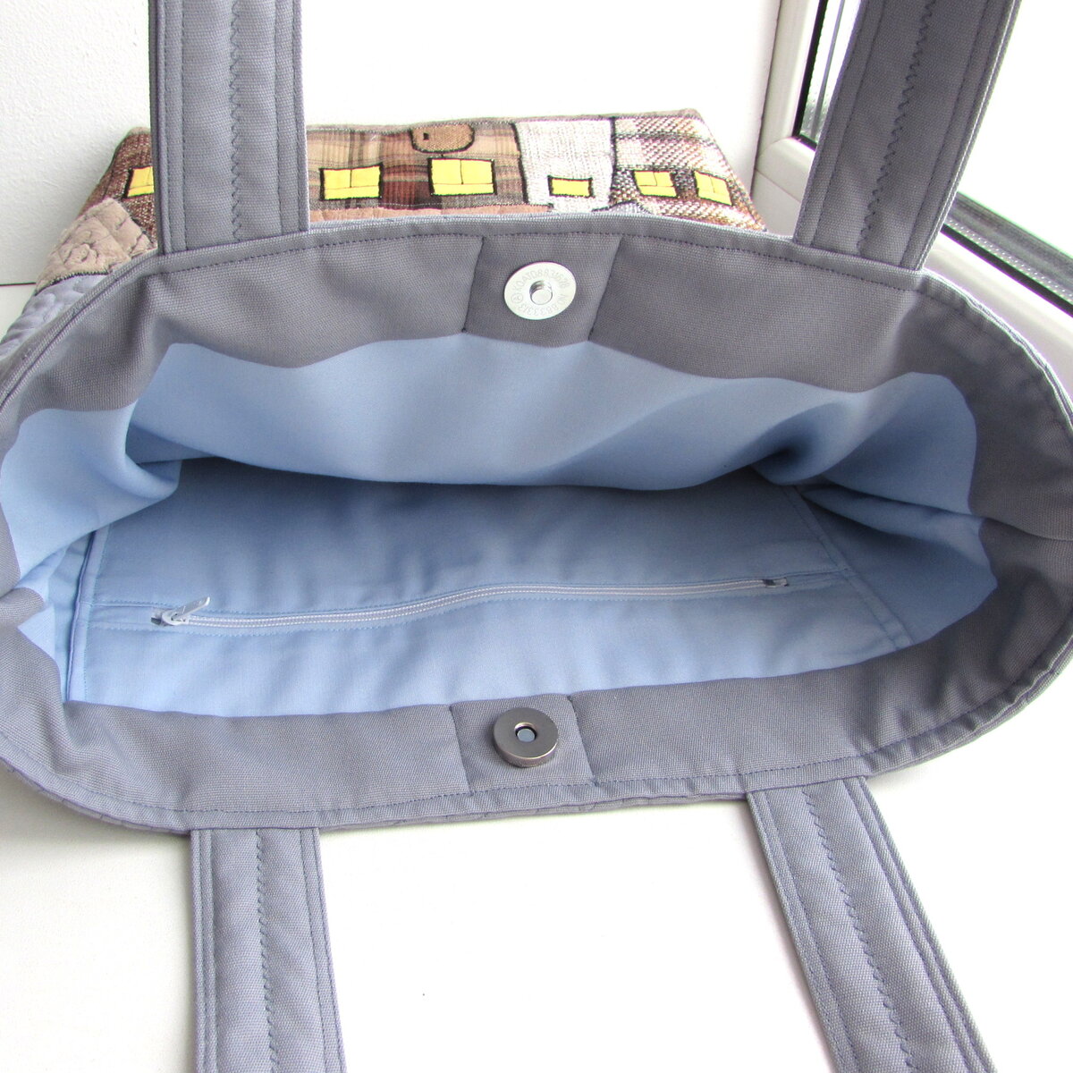 Застегивается сумка на магнитную кнопку, внутренний карман на молнии