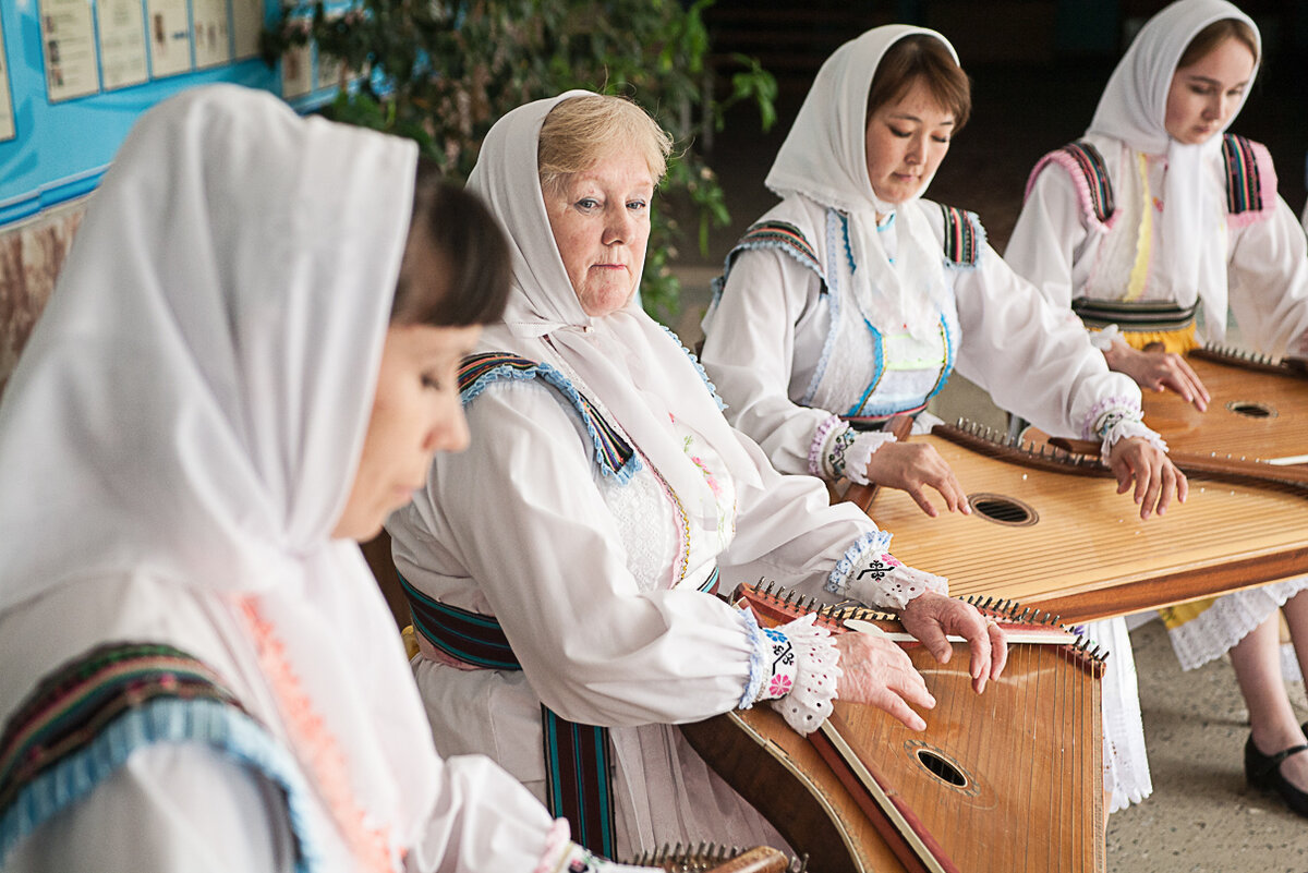 На гуслях только девушки | Русский мир.ru | Дзен