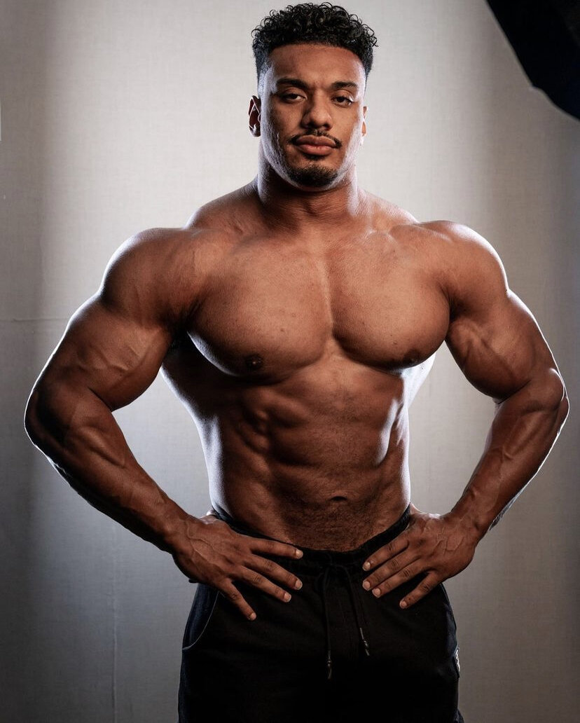 Единственный человек, которого я знаю, кто может совмещать работу на гипертрофию и увеличивать силовые показатели- Ларри Уилс (Larry Wheels).