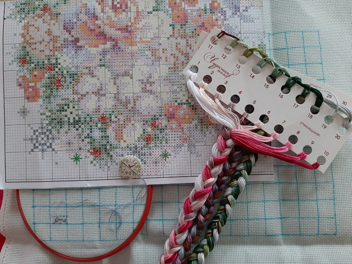 Заплетаю ниточки в косички, для фото. После они расплетаются, нитки вытягиваются туговато из косички, по крайней мере, из моих.