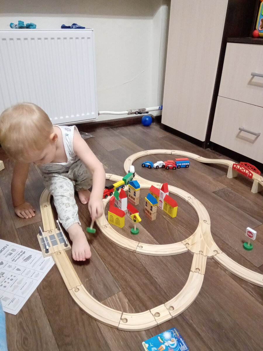 На этот Новый год подарили сыну дорогу, развивает воображение, пространственно-образное мышление и координацию.