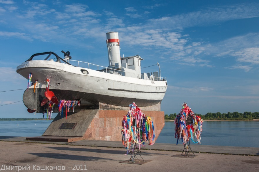  9 октября 2011 г. Удалось выяснить, что там с "воротами невеликими". Плохо дело. Навесили железную дверь, как себе в гараж.-10