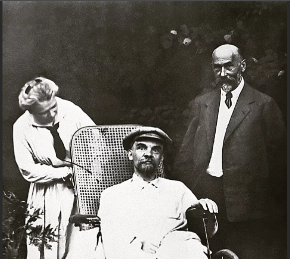 Слева - Мария Ульянова, сестра Ленина. Справа - доктор Федор Гетье