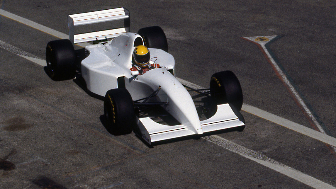 Но потом c трассы мне мне позвонил Дэйв Райан, и сообщил что машина просто летит! Что Айртон доволен, а сам он ничего не может с этим поделать. В итоге с Lamborghini Сенна проехал в Эшториле на секунду быстрее чем с Ford! Айртон просил нас что-бы на последних двух Гран-при мы выступили с Lamborghini V12, но мы не могли на этой пойти из-за Peugeot! (с) М.Уитмарш. Фото: Twitter.com 