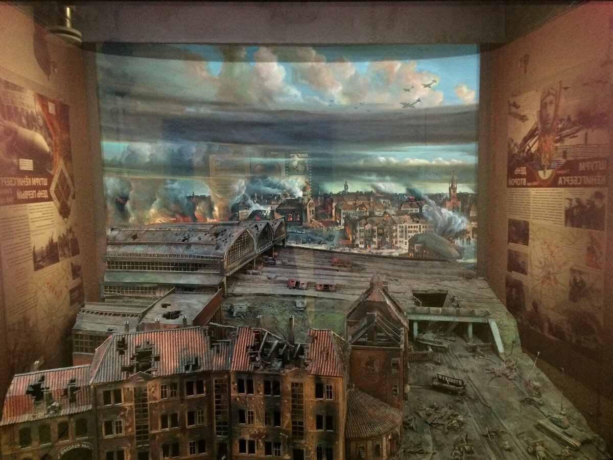 К апрелю 1945 года Кёнигсберг был практически полностью разрушен, а мирные жители прятались в бомбоубежищах. Фото автора.