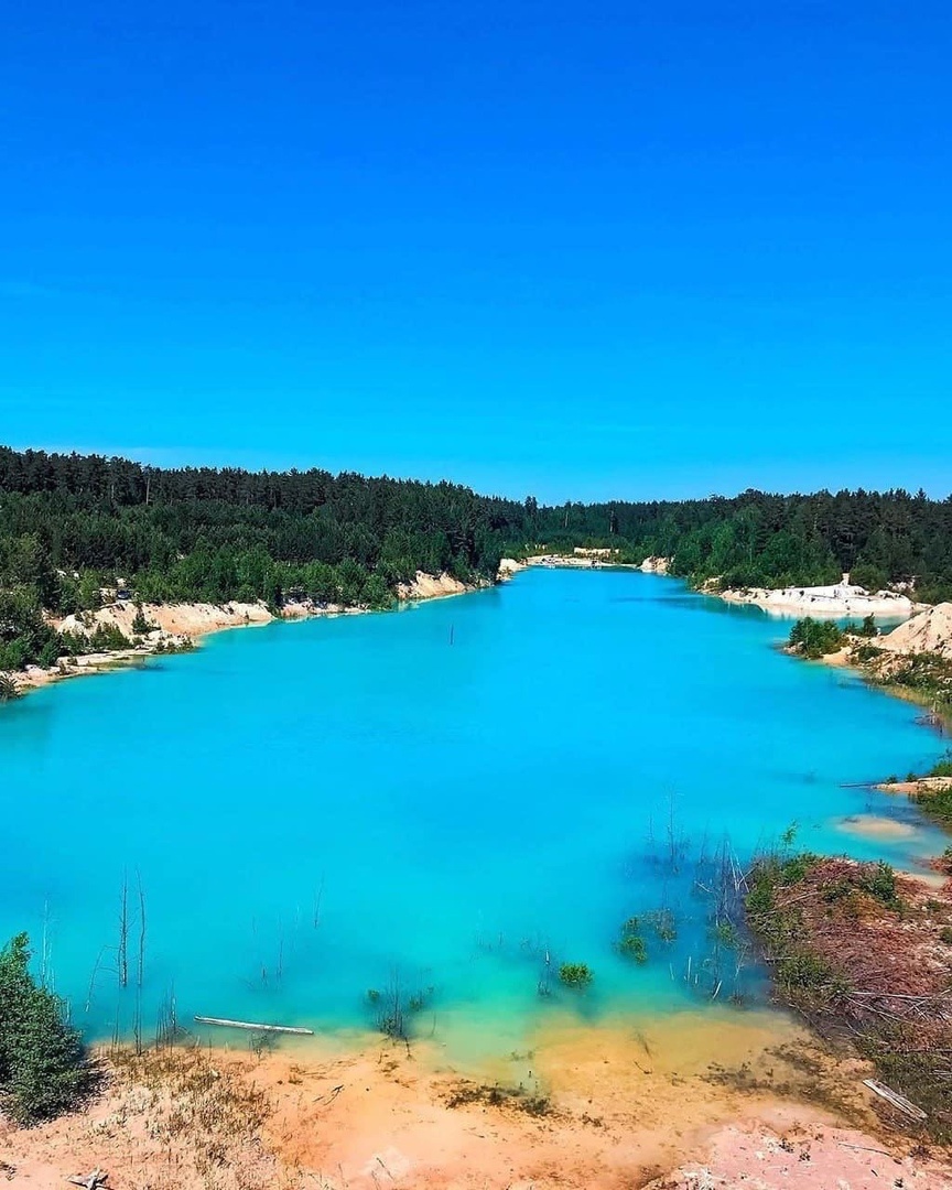 Глубина озера достигает 7 метров, вода летом хорошо прогревается, но купаться тут не стоит.