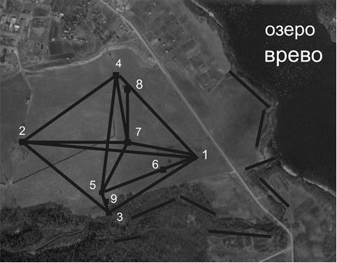 Рис.2. Космическое изображение места расположения мегалитического комплекса вблизи оз. Врево. Направление ряда линий визирования между мегалитами параллельно формам рельефа [3 ].