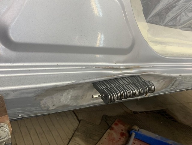 В процессе вытяжки вмятины порога