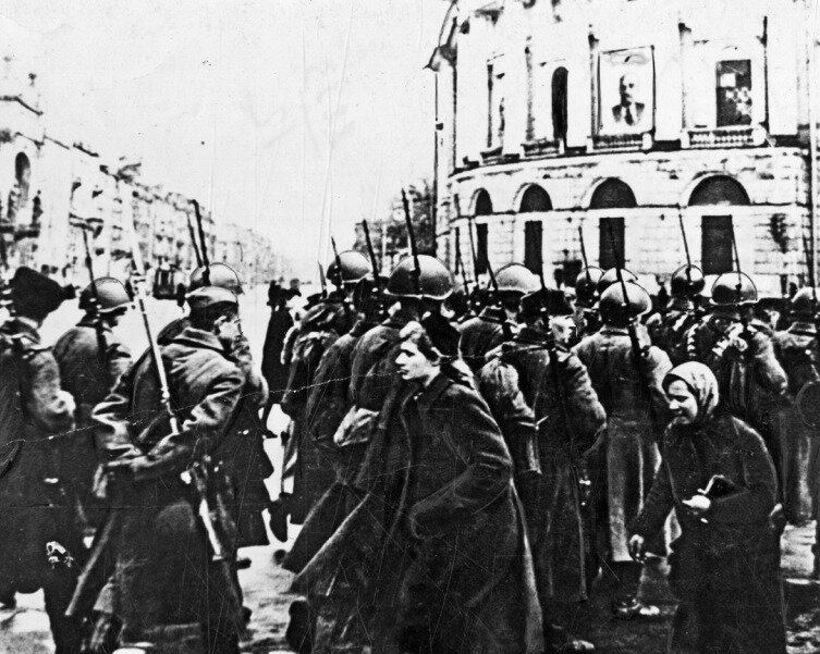 Солдаты идут по Невскому проспекту на фронт.1941 г. Фото из архива автора