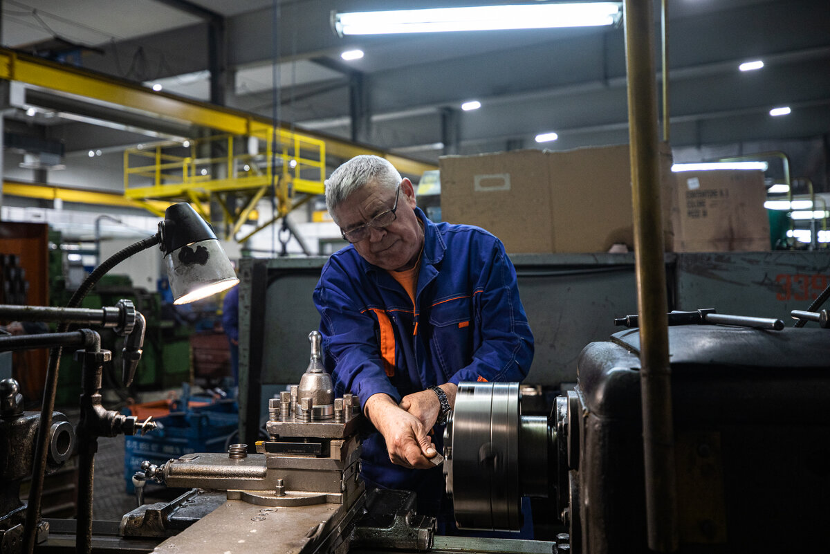 Фото №2. Токарь-универсал. Один такой специалист для народного хозяйства это как примерно 2600 тик-токеров :)