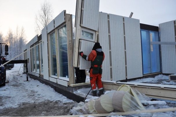 В Европе готовые дома в разобранном виде привозят на стройплощадку и собирают их как детский конструктор