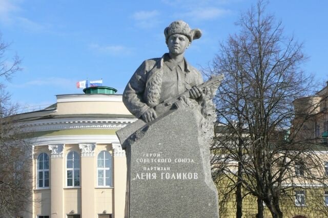 Памятник Лёне Голикову в Великом Новгороде/ © commons.wikimedia.org