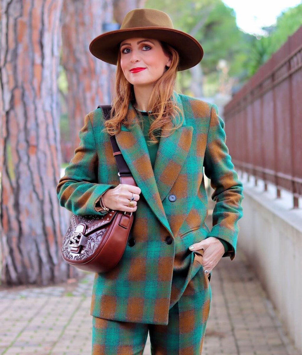    Крупная клетка, Социальные сети